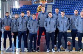 Los jugadores del club baloncesto Clavijo (Bodegas Rioja Vega) equipados con la chaqueta cortavientos Cosmos 2896 