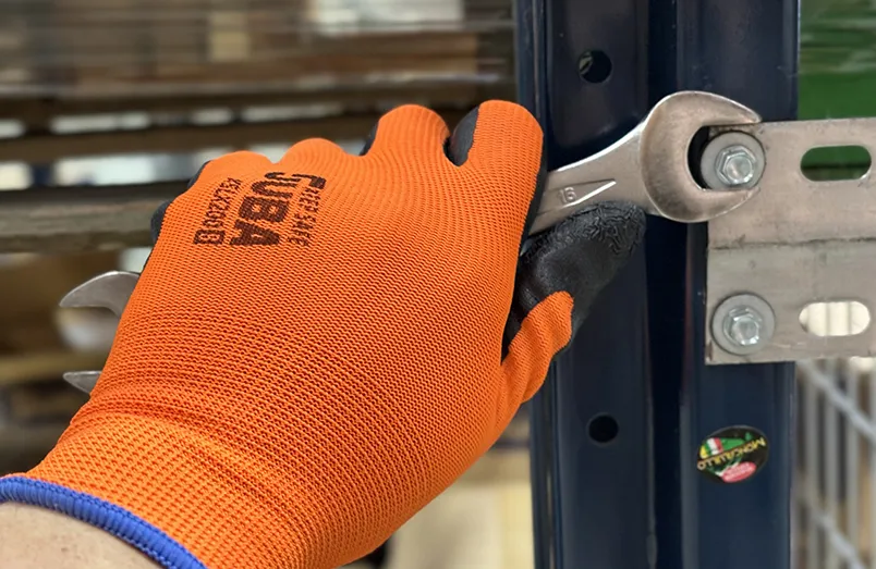 guantes para montar estanterias