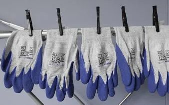 secando guantes